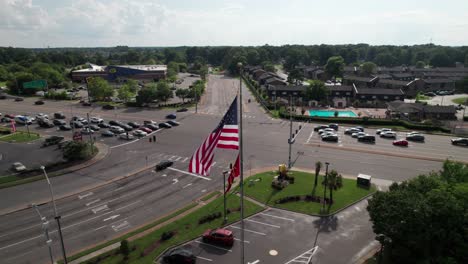 Suburban-scene-of-American-flag-in-a-strip-mall