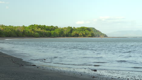 Toma-Estática-De-Una-Playa-Aislada-En-La-Isla-Cébaco-Durante-La-Marea-Media.