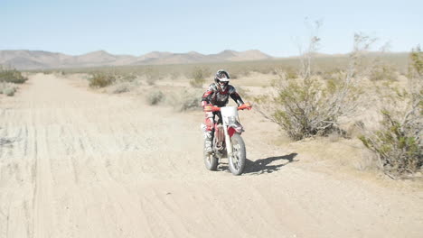 Cámara-Lenta:-Un-Motociclista-De-Tierra-Monta-Su-Crf-Honda-A-Través-Del-Desierto-Sobre-Una-Sección-De-Gritos