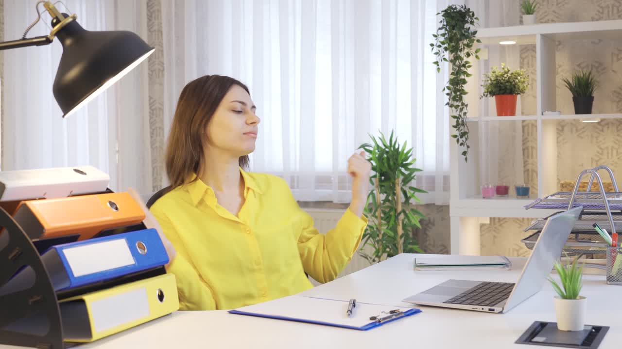 가정 사무실에서 노트북으로 일하는 유쾌한 젊은 여성 기 ⁇ , 좋은 소식, 축하.