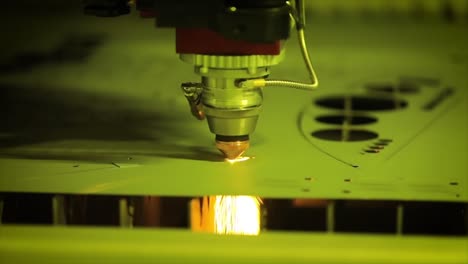 corte láser cnc de metal en cámara lenta, tecnología industrial moderna.