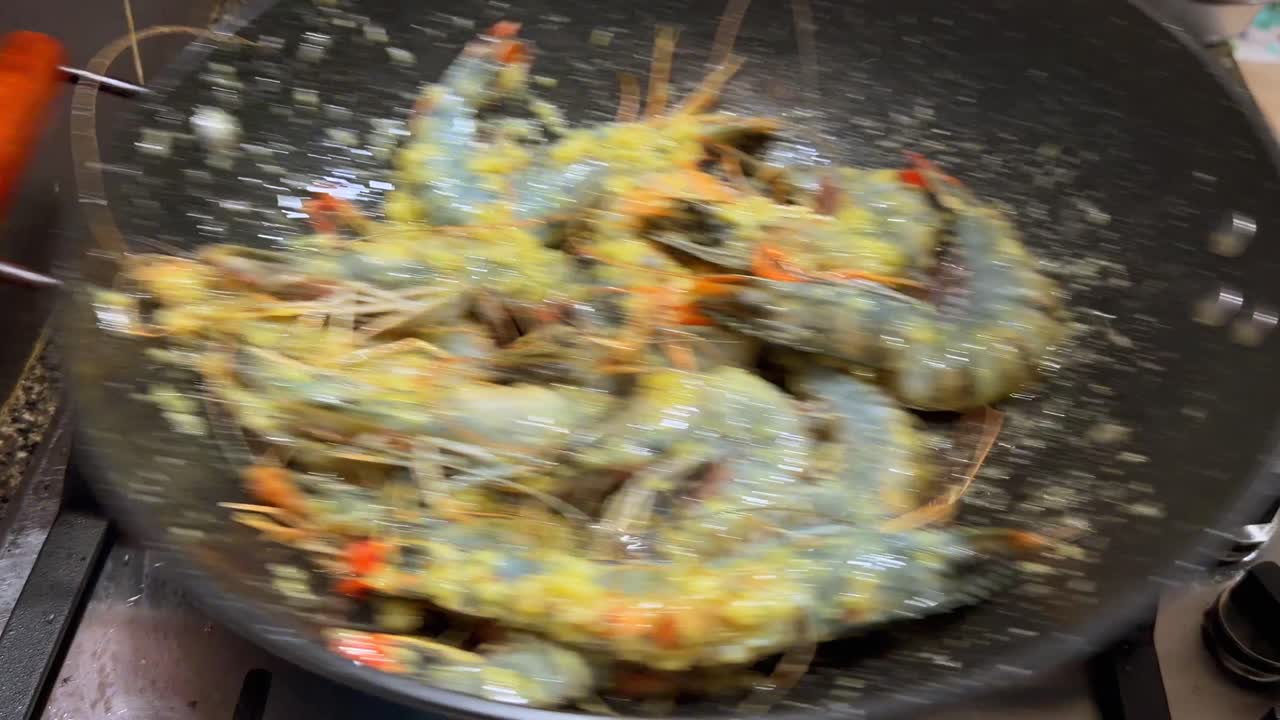 Aggiunta di gamberi all'aglio e burro e saltati nel wok, Mahe Seychelles 25fps