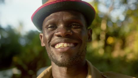 un hombre africano de karamoja sonriendo a la cámara en uganda, áfrica