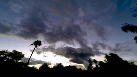 una puesta de sol amarilla y naranja se cubre rápidamente con nubes de tormenta que llenan el cielo, scottsdale, arizona