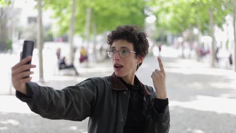 Mujer-Gesticulando-Y-Tomando-Selfie-En-La-Calle.