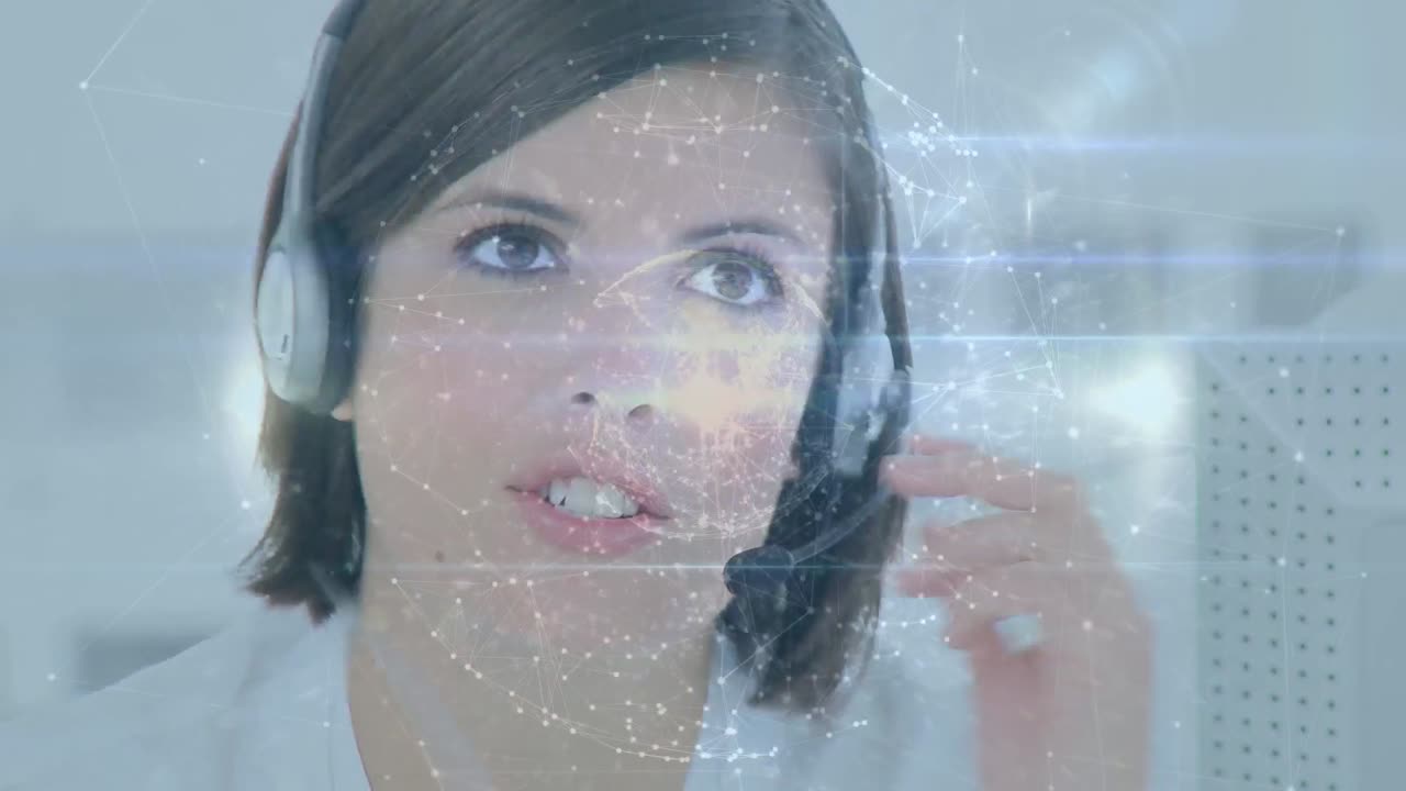 Animazione di una rete di connessioni su donna d'affari caucasica che utilizza un auricolare telefonico