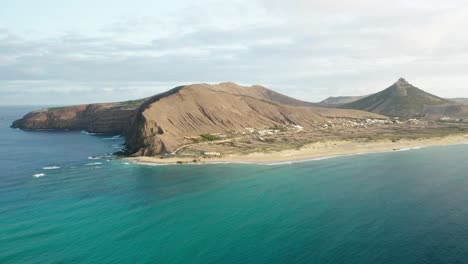 Isla-De-Porto-Santo-Con-Hermosa-Playa-Y-Agua-Azul-Tropical,-Antena