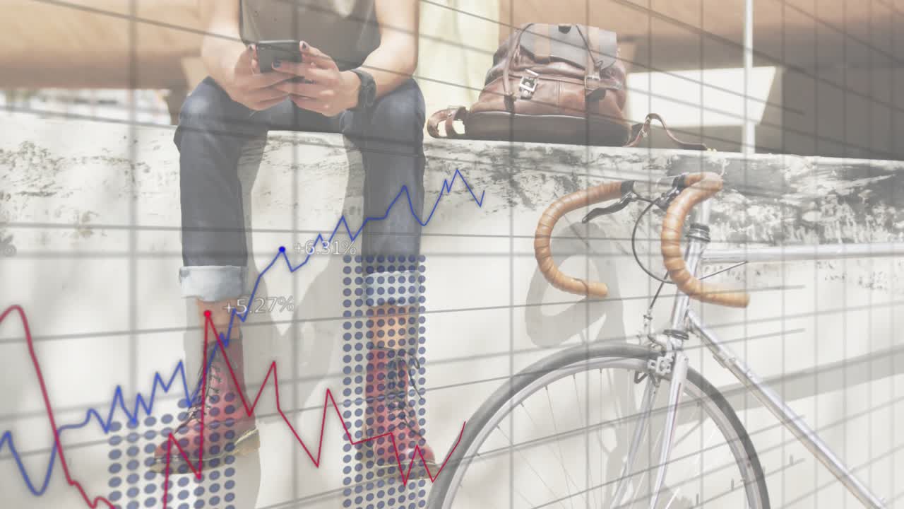 Mann sitter og kikker på smarttelefonen, og aktiverer animasjoner av finansielle linje- og stolpediagrammer som sporer trender.