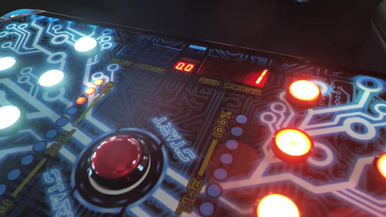 Pulsanti arcade luminosi circondano il display digitale rosso del punteggio su una console scura