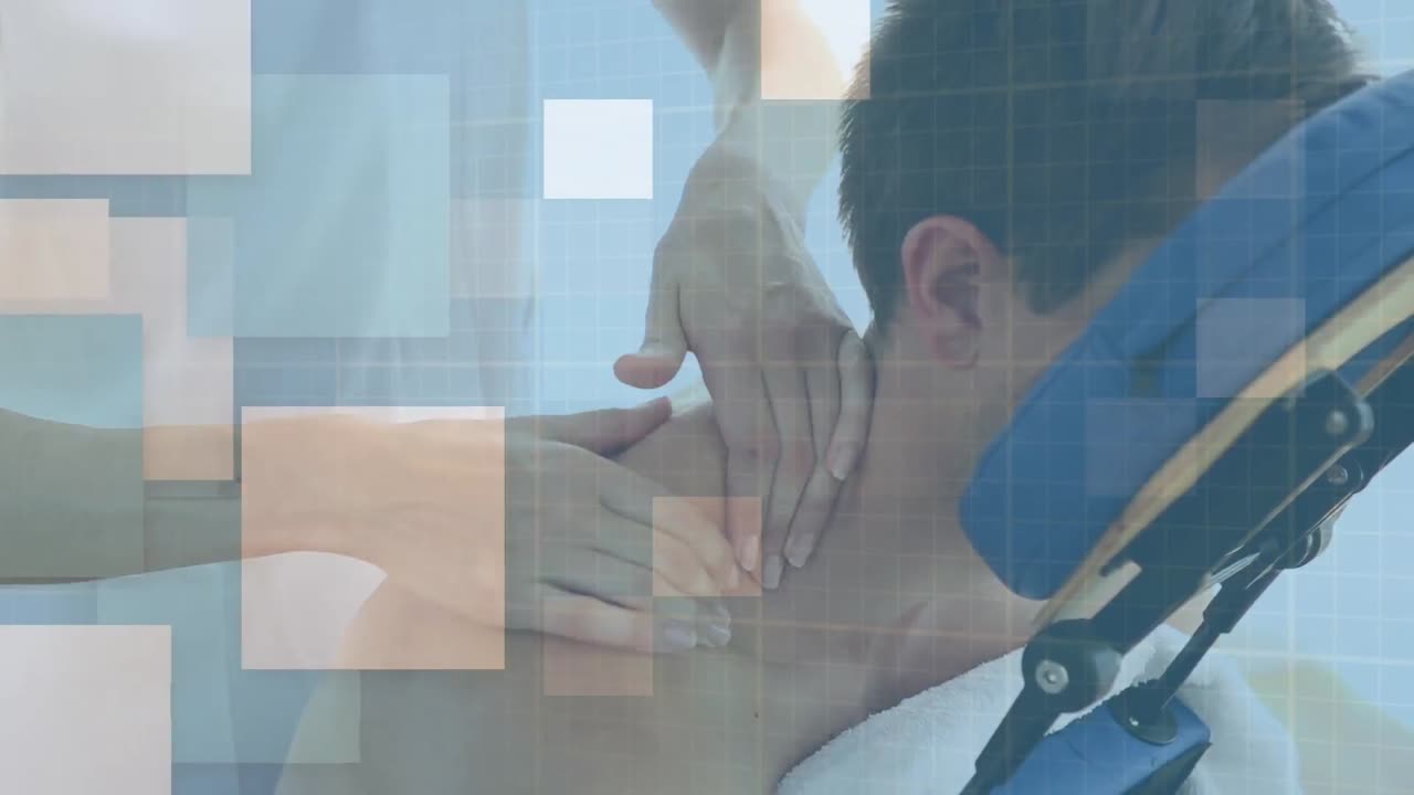 animación de cuadrados sobre una fisioterapeuta caucásica masajeando a un paciente masculino caucásico