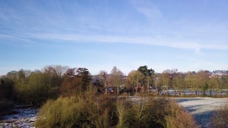 Toma-Aérea-Ascendente-Del-Paisaje-Inglés-En-Una-Mañana-De-Invierno