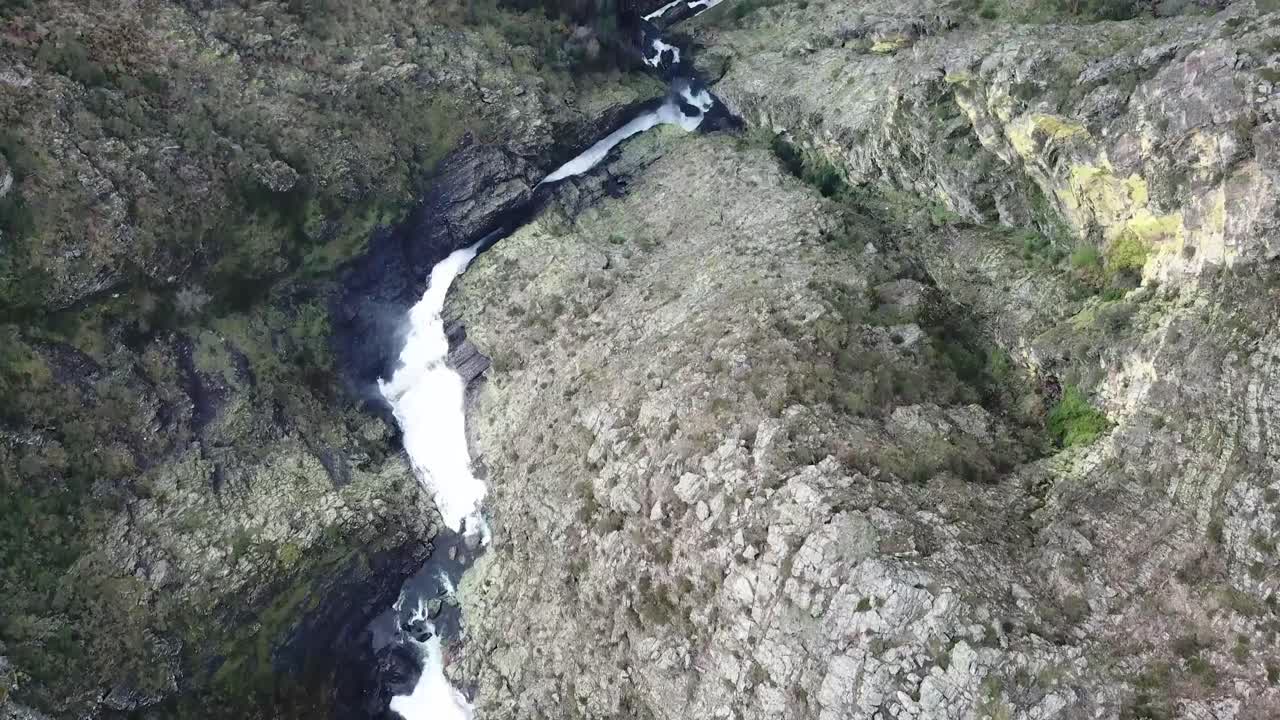 vista de una enorme cascada en medio de las montañas en mondim de basto, portugal