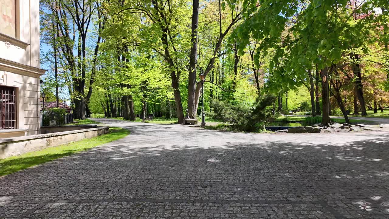 Parque do castelo em dia ensolarado - Żywiec em vídeos em 4K
