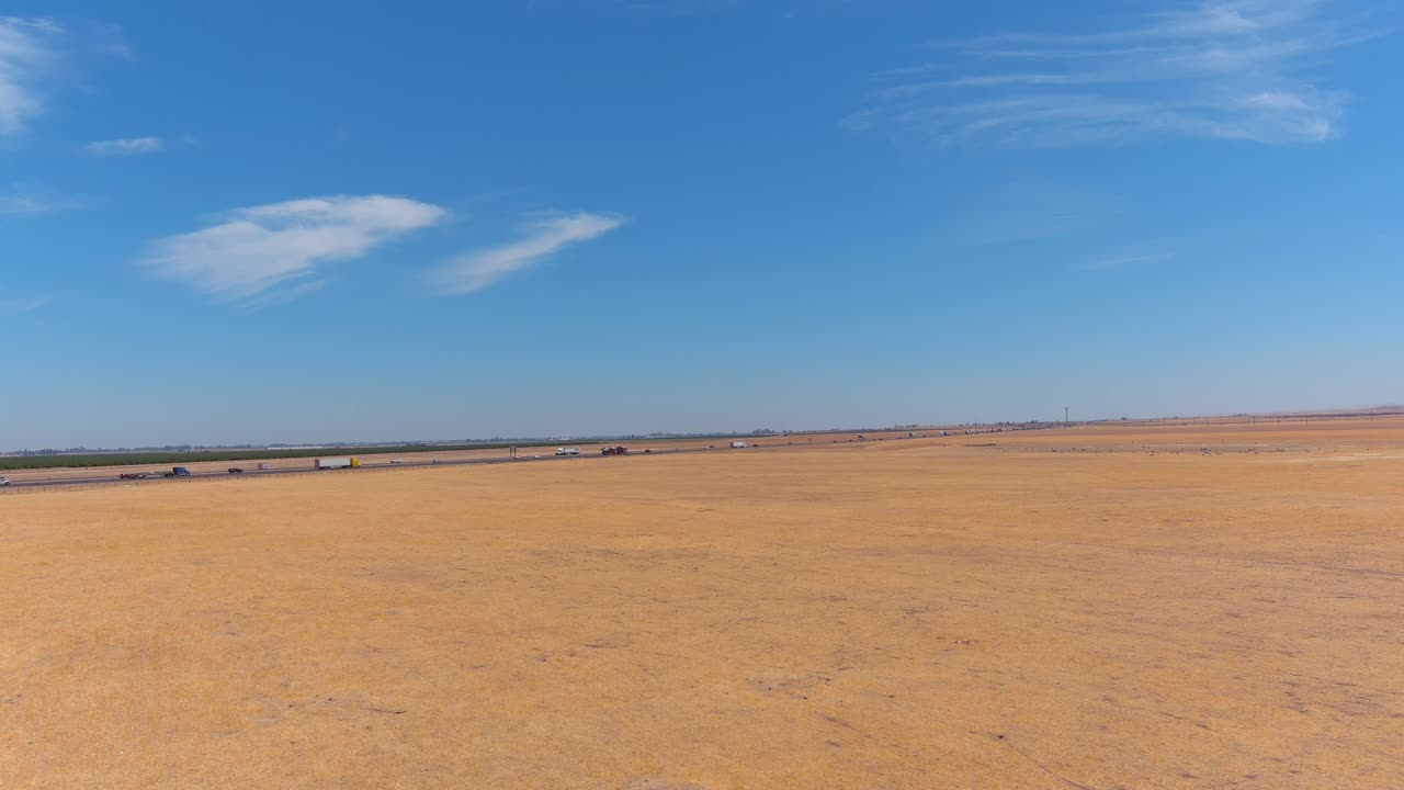 많은 트럭과 자동차가 지나가는 중부 캘리포니아를 통과하는 5번 주간 고속도로 교통의 공중