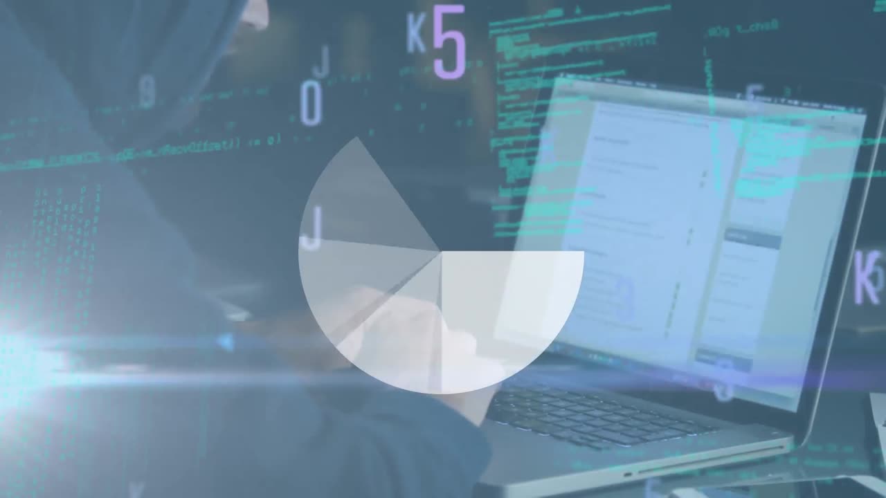 animación de letras y números y procesamiento de datos sobre hacker usando computadora portátil