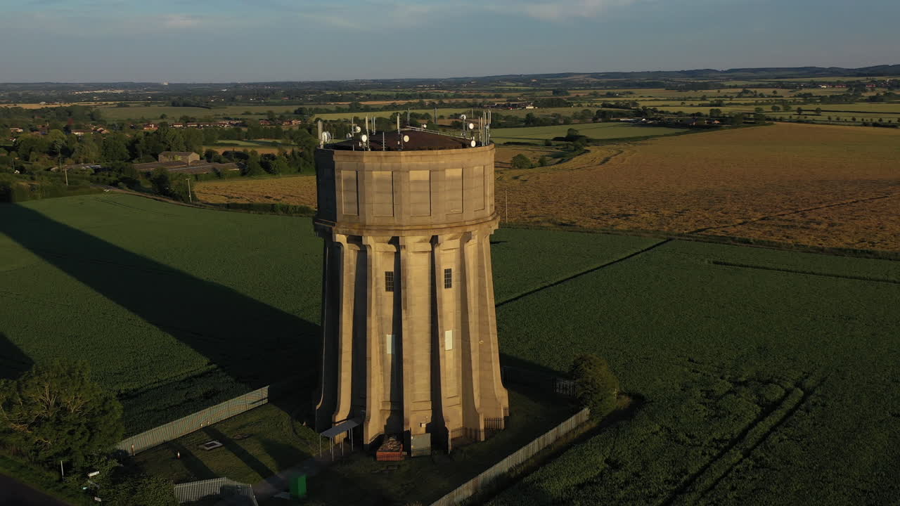 imágenes aéreas de una torre de agua en una noche de verano