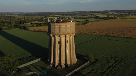 Imágenes-Aéreas-De-Una-Torre-De-Agua-En-Una-Noche-De-Verano