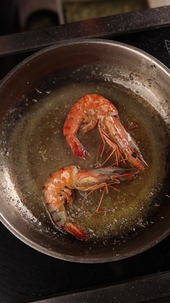 freír camarones en una sartén