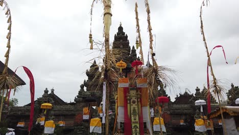 Tempel-In-Bali-Batubulan-Indonesien-Eingangstor-Pura-Puseh-Hinduistische-Architektur-Panorama-Religiöses-Wahrzeichen