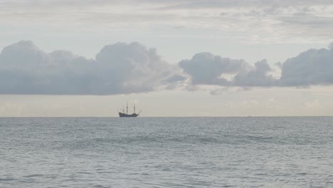 Andalusien-Nachbauschiff-Aus-Dem-16.-Jahrhundert,-Das-An-Einem-Schönen-Bewölkten-Tag-Bei-Sonnenaufgang-Im-Mittelmeer-Verankert-Ist