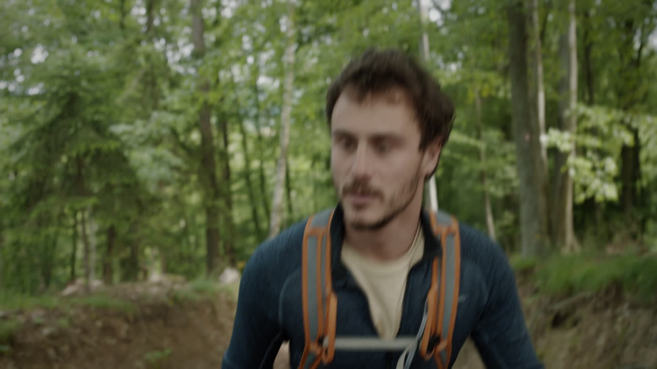 Nahaufnahme von vorne eines Wanderers, der hinaufgeht