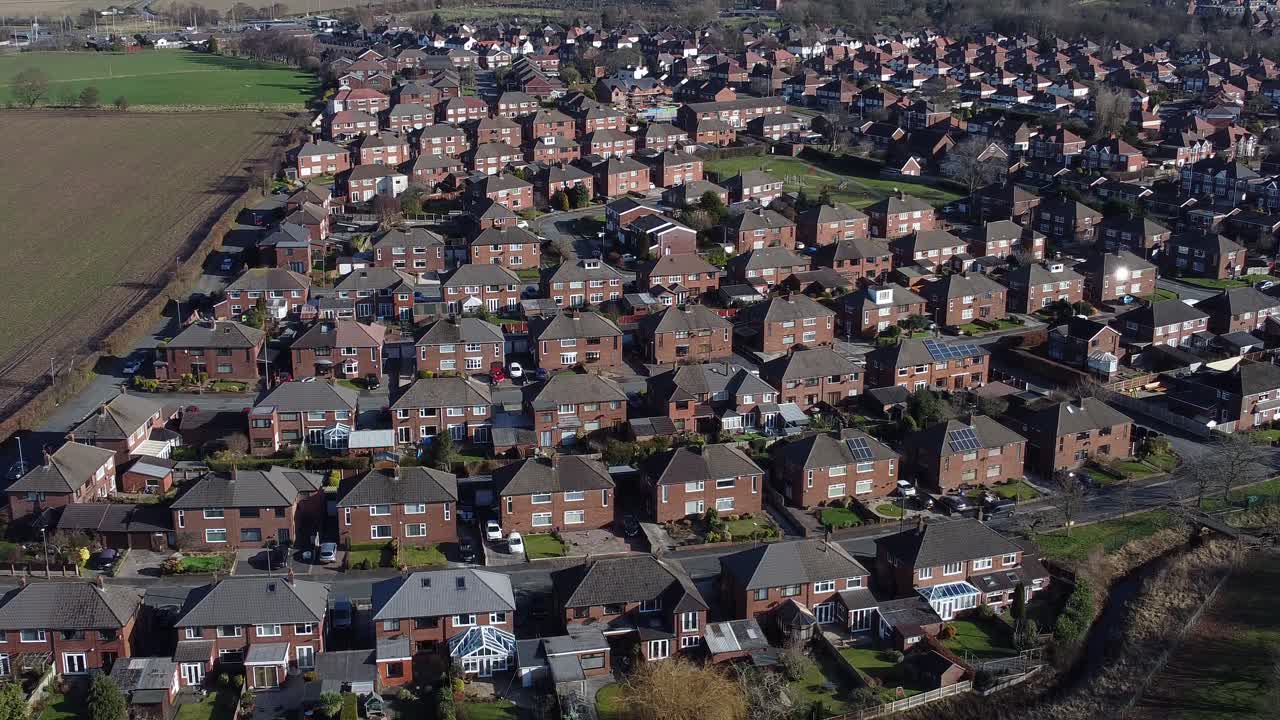 típico pueblo suburbano residencial barrio irlandés propiedad tejados vista aérea descendente inclinar hacia arriba