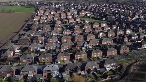 Típico-Pueblo-Suburbano-Residencial-Barrio-Irlandés-Propiedad-Tejados-Vista-Aérea-Descendente-Inclinar-Hacia-Arriba