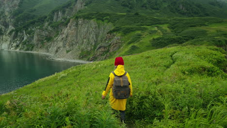 mujer caminando por un sendero costero