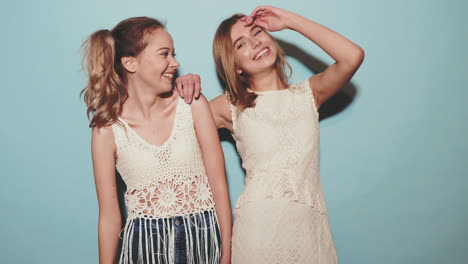 dos mujeres felices posando