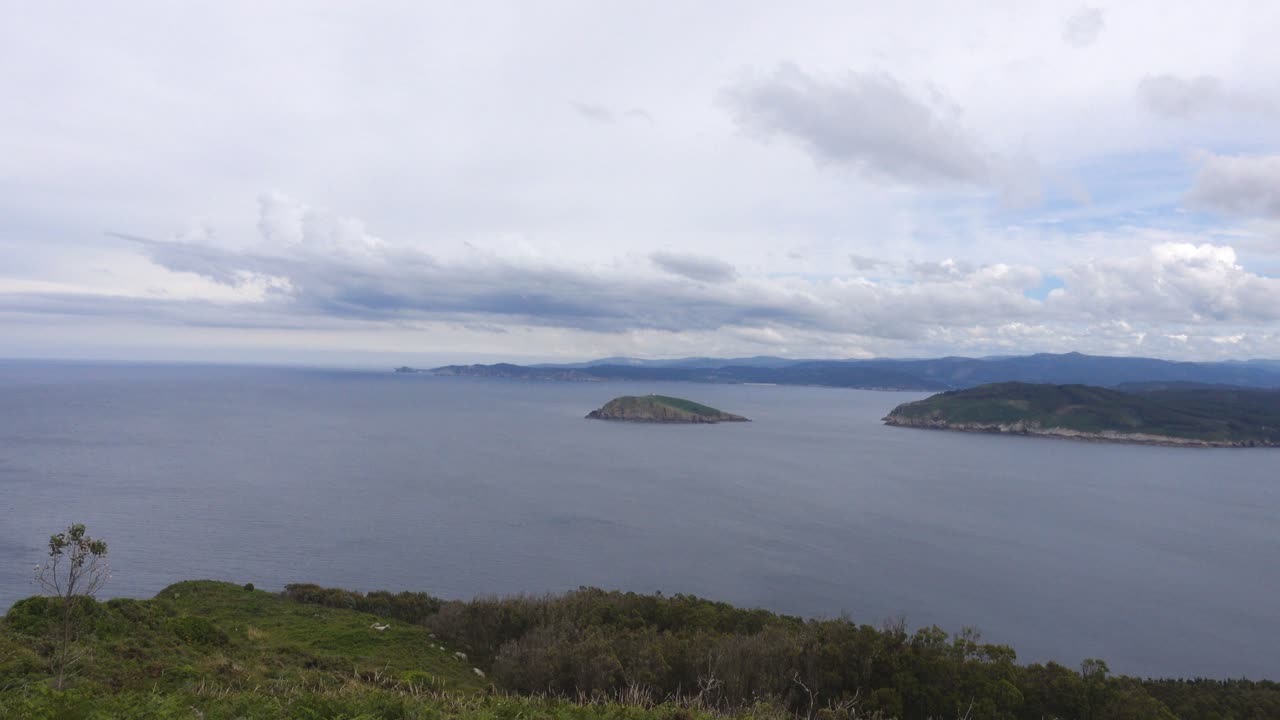 caminando cuesta arriba, vista panorámica de estaca de bares en galicia en un día nublado con sony rx100 va en 4k, cabo ortegal