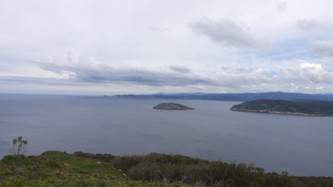 caminando cuesta arriba, vista panorámica de estaca de bares en galicia en un día nublado con sony rx100 va en 4k, cabo ortegal