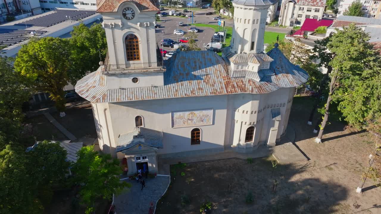 Scatto aereo di antica chiesa rumena, punto di riferimento ortodosso cristiano di Botosani - vista orbitale con drone.