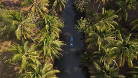 Vista-Aérea-De-Barcos-Azules-Corriendo-Por-El-Río-Cokel,-Pacitan,-Indonesia