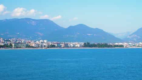 Blick-Auf-Die-Stadt-Alanya-Vom-Meer-Aus,-Sonniger-Sommertag,-Weitwinkelaufnahme-Von-Einem-Boot-Aus