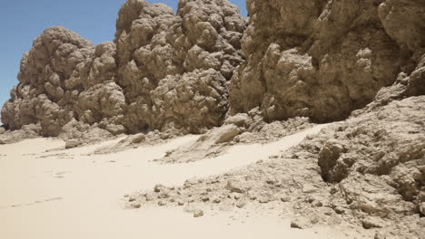 paisaje desértico árido con dunas de arena y formaciones rocosas