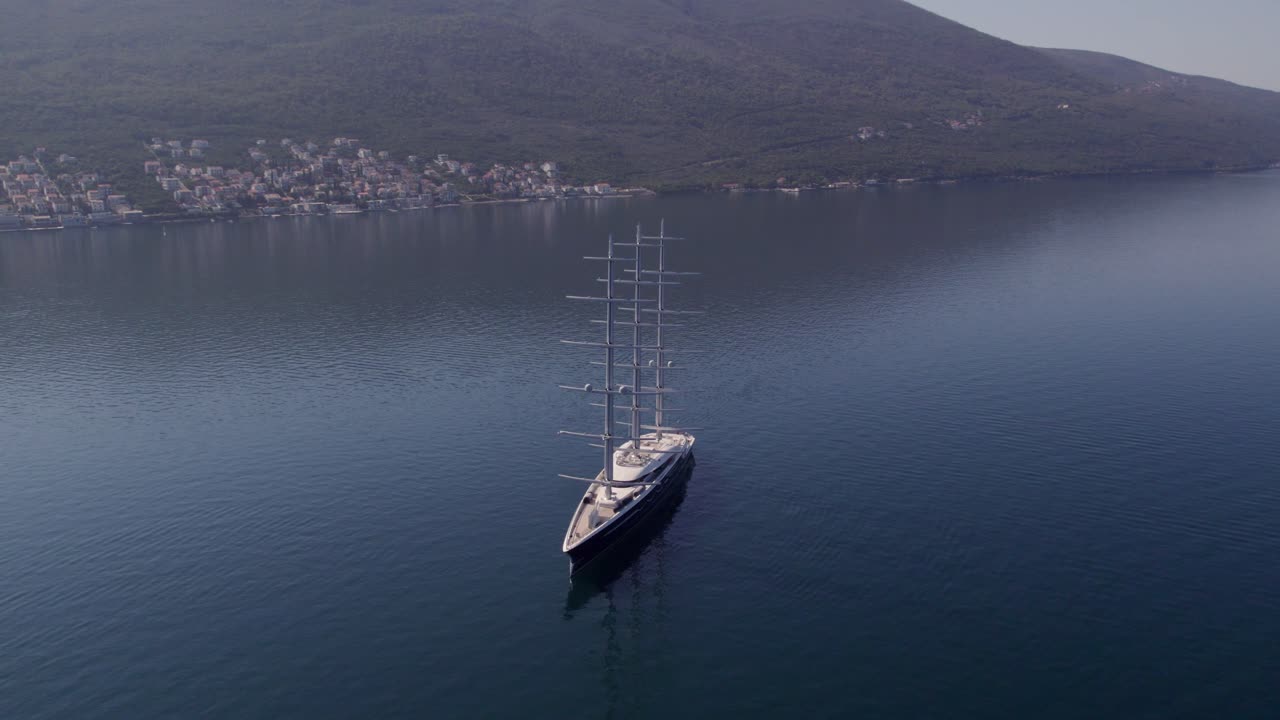 Karadağ Kotor Körfezi'nde yukarıdan çekilmiş Black Pearl mega yatı