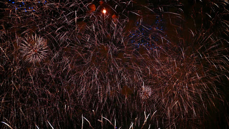 Hermosa-Celebración-Abstracto-Colorido-Espectáculo-De-Fuegos-Artificiales-En-El-Fondo-De-La-Noche