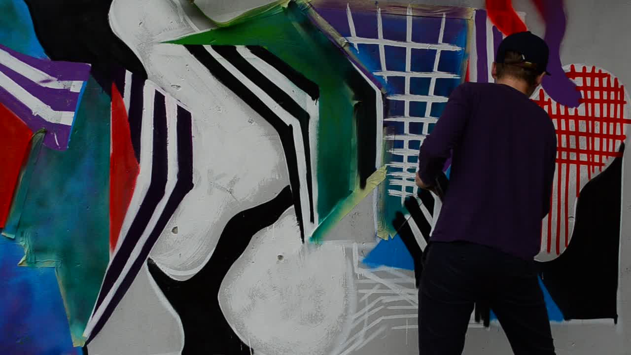 Processo di Creazione di Graffiti, Recinzione. L'Artista Disegna Graffiti
