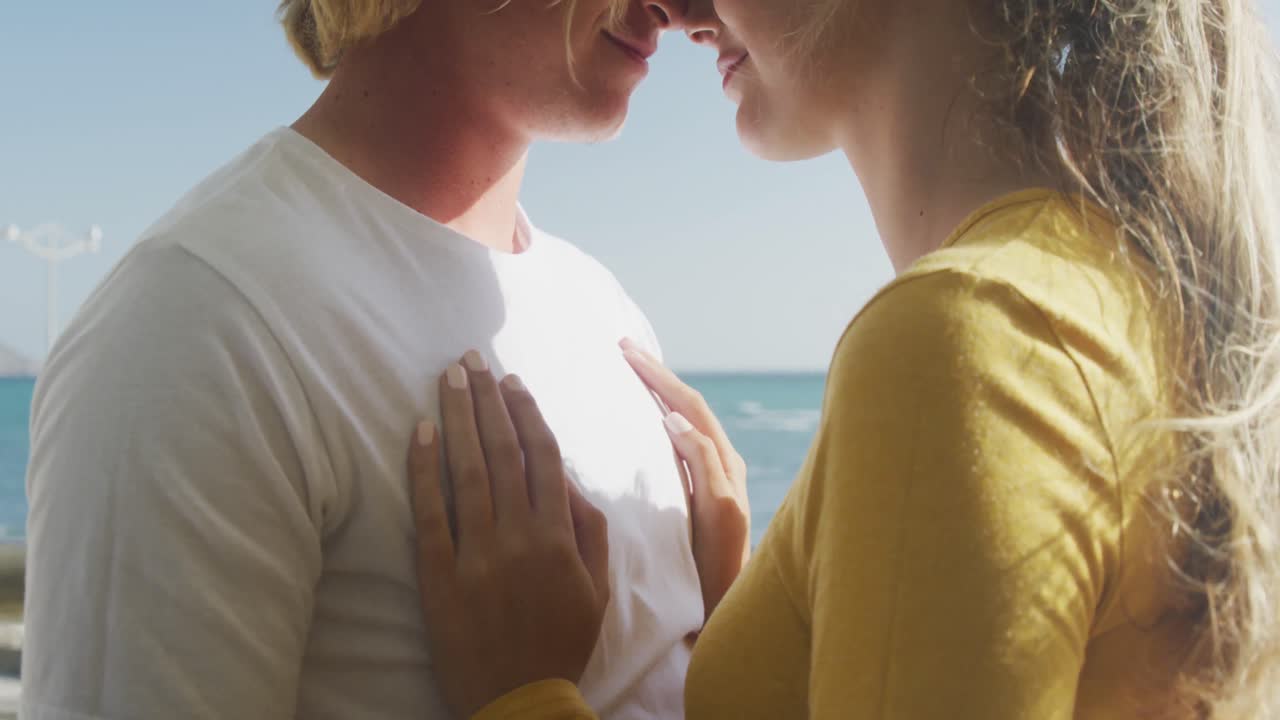 pareja caucásica que se auto aísla en casa durante la pandemia de coronavirus covid19