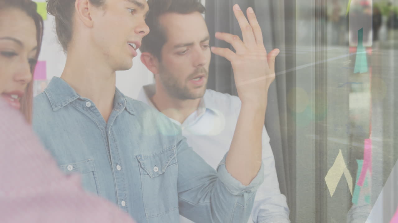 걸어다니는 사람들과 도시 풍경 위에 사무실에서 다양한 사업가들의 애니메이션