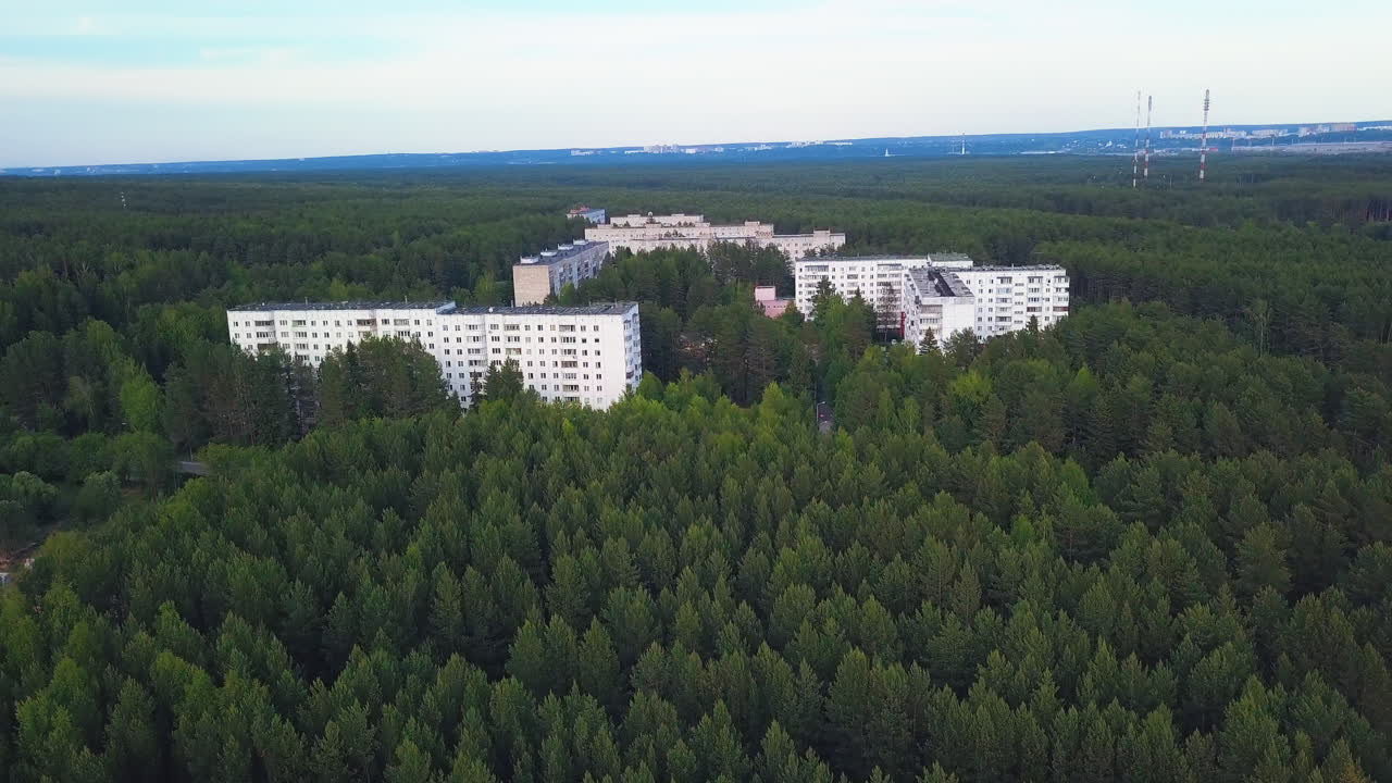 многоквартирные здания, окруженные лесом