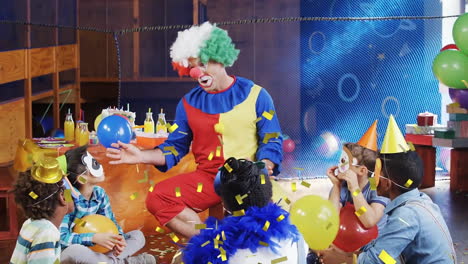 Animation-Von-Konfetti-über-Fröhlichen,-Unterschiedlichen-Kindern-Und-Einem-Männlichen-Clown,-Der-Sie-Auf-Einer-Party-Unterhält