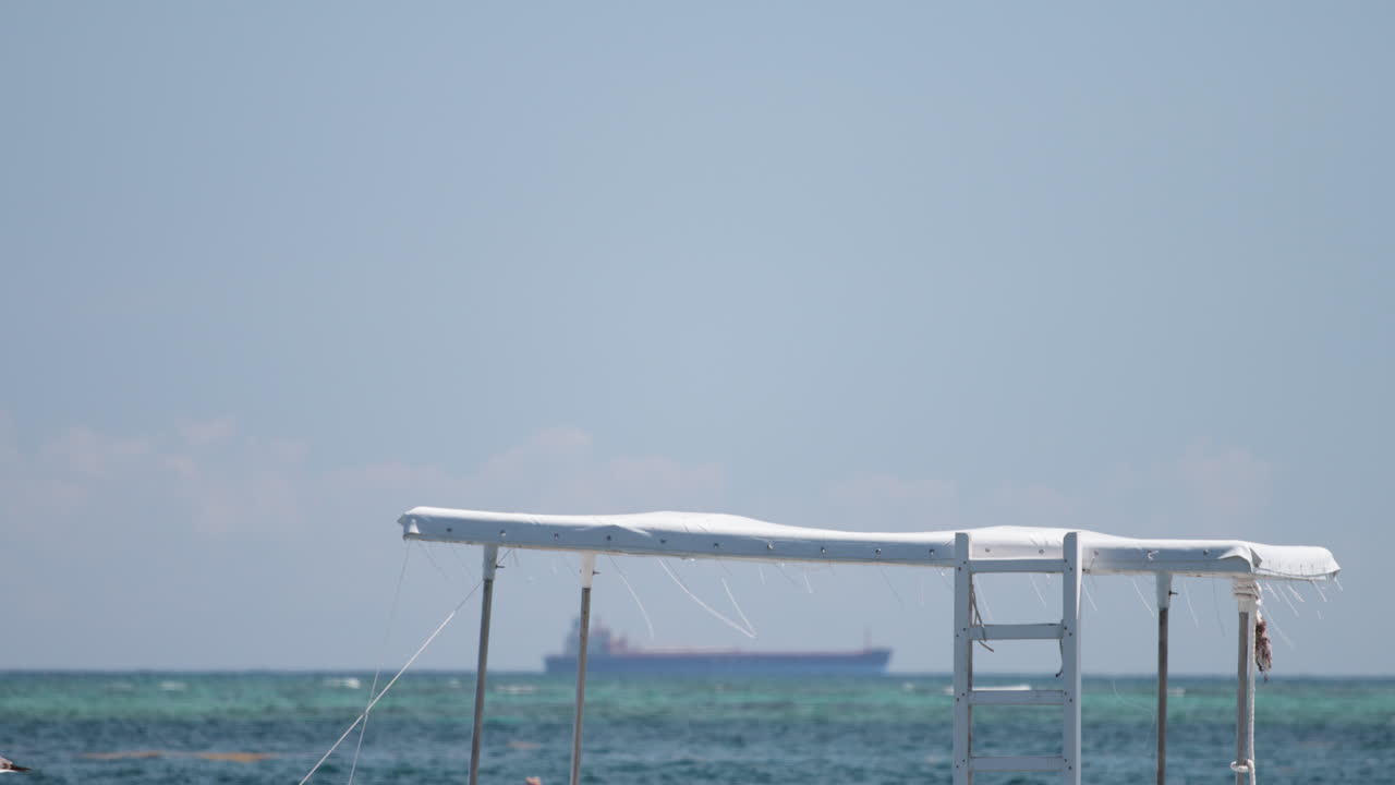 멕시코 의 플라야 델 카르멘 해변 근처 에서 펠리칸 이 날아갑니다