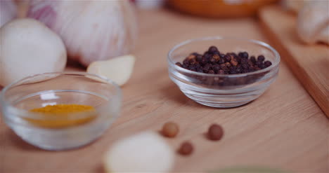 Close-Up-Of-Allspice-Curry-And-Garlic-Rotating-On-Table