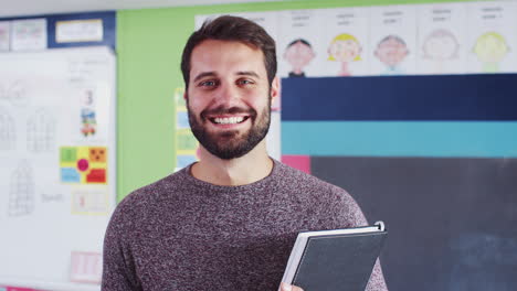 retrato de un maestro de escuela primaria de pie en el aula