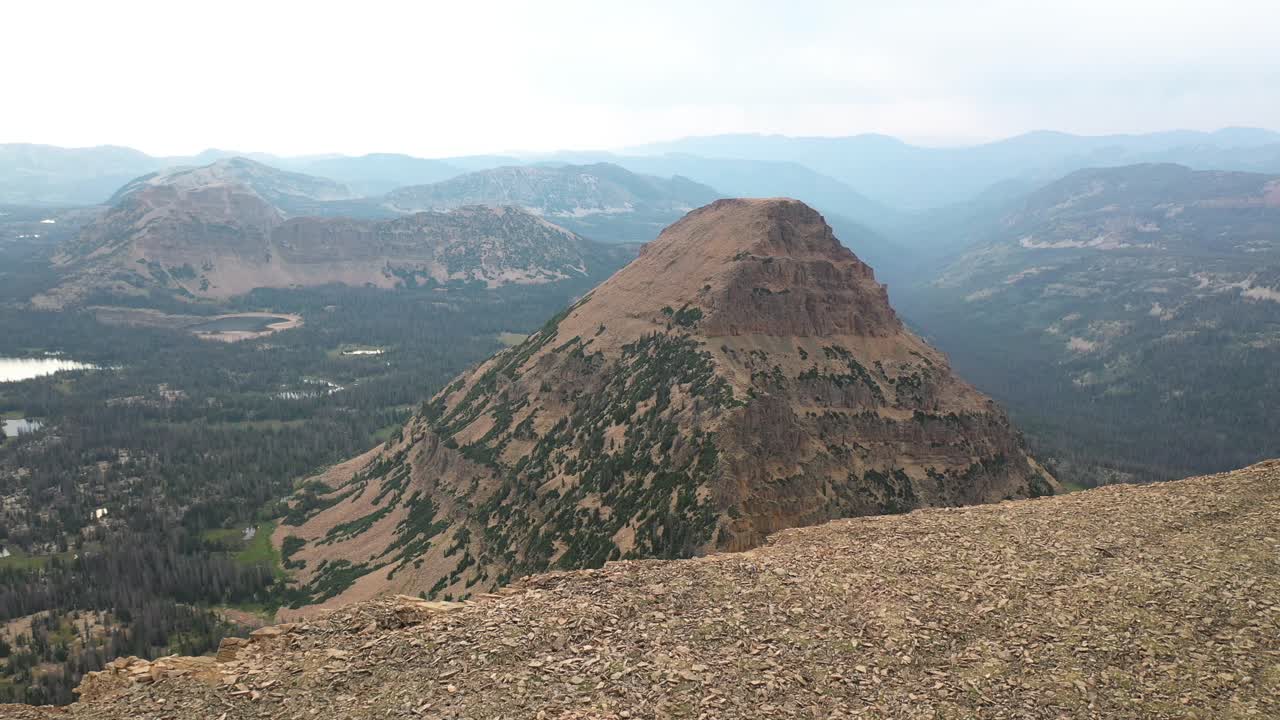 vista aérea del pico de la montaña calva y un valle en la cordillera de uinta y el bosque nacional en utah, ee.uu., ruta de senderismo popular, disparo de drones