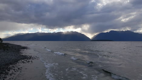 Olas-Lentas-Rodando-Hacia-La-Orilla-De-Un-Impresionante-Lago-Te-Anau-En-Nueva-Zelanda