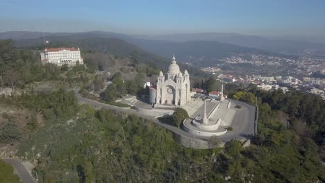 Aerial-Landschaft-Von-Viana-Do-Castelo-Und-Der-Kathedrale-Santa-Luzia,-Portugal