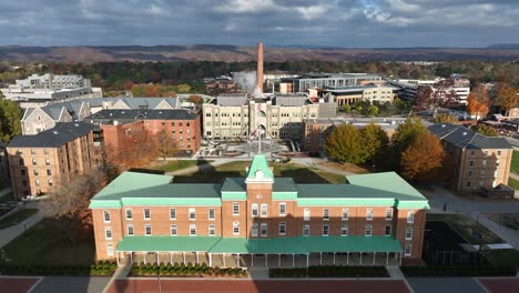 el pasillo en el centro comercial de ex alumnos en virginia tech