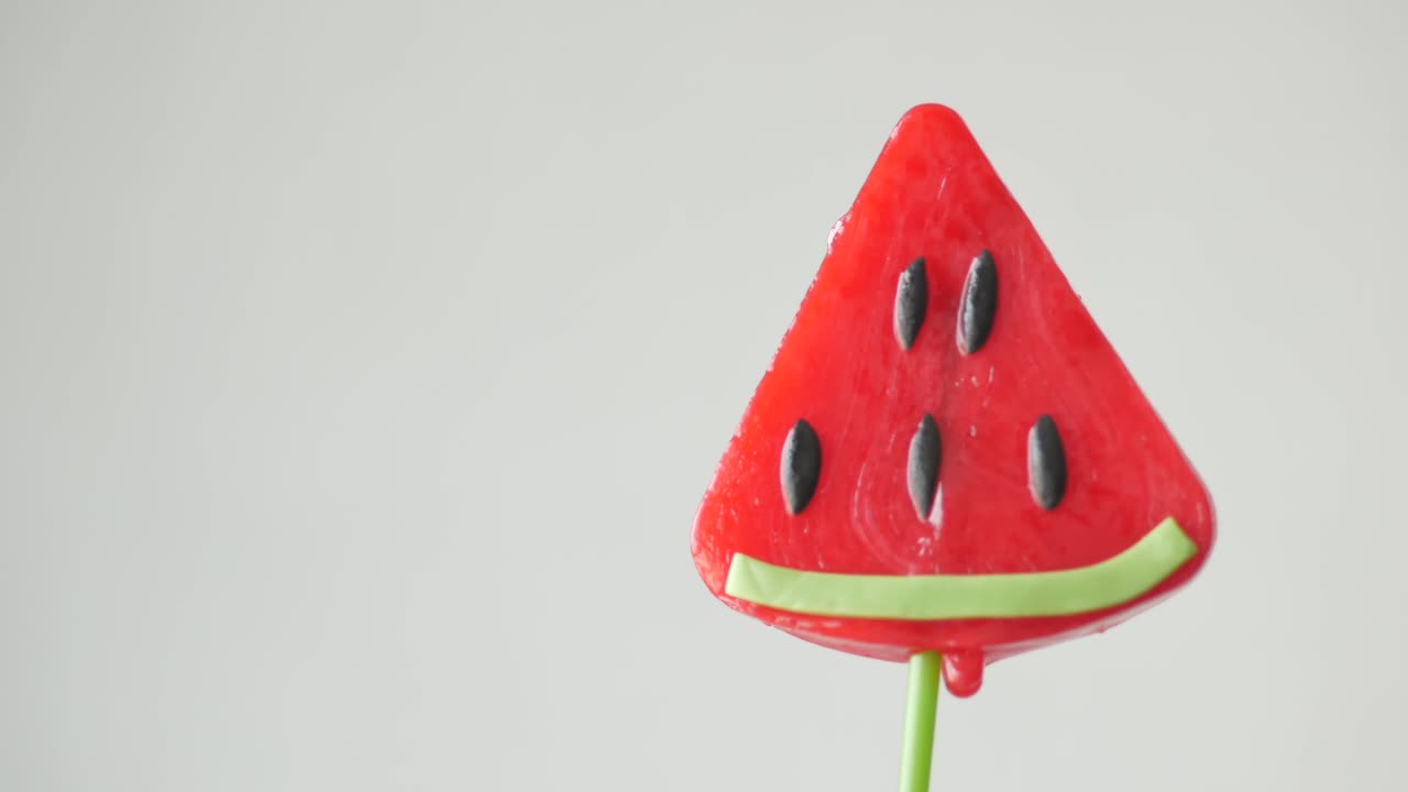 cerca de sostener y girar un caramelo de piruleta